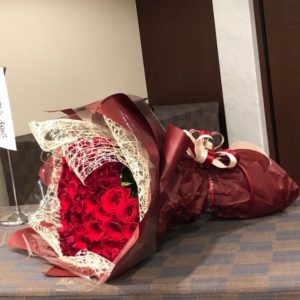 真っ赤なバラの花束