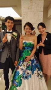 新城有希子と新郎新婦で記念撮影