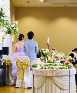お色直しに向かう新郎新婦