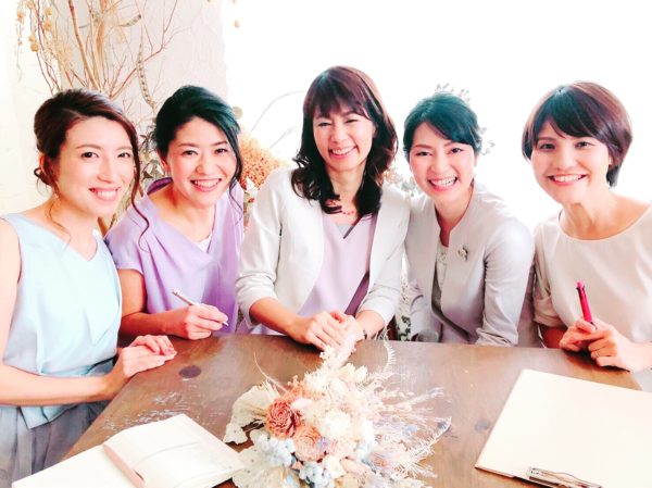 沖縄の女性司会者