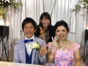 金城真知子と新郎新婦ので記念撮影