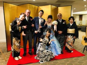 金城真知子と新郎新婦の家族で記念撮影
