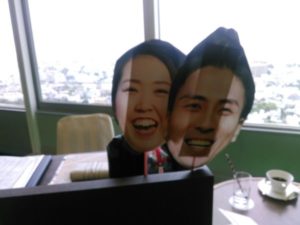新郎新婦のお面を司会者席に飾る