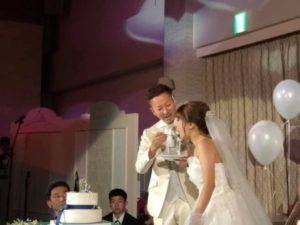 ウエディングケーキでファーストバイト