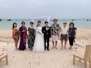 ビーチウエディングで家族で記念撮影