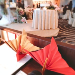 司会者席に置かれた鶴の折り紙