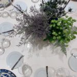 グリーンとダーク系のテーブル装花