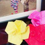紙で作った色とりどりのお花