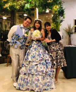 金城真知子と新郎新婦で記念撮影
