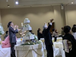 余興でスタンディングオベーションする新郎新婦