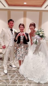 新郎新婦と司会者で記念撮影