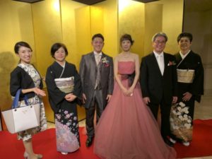 披露宴で家族で記念撮影