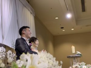 披露宴で幸せいっぱいの新郎新婦